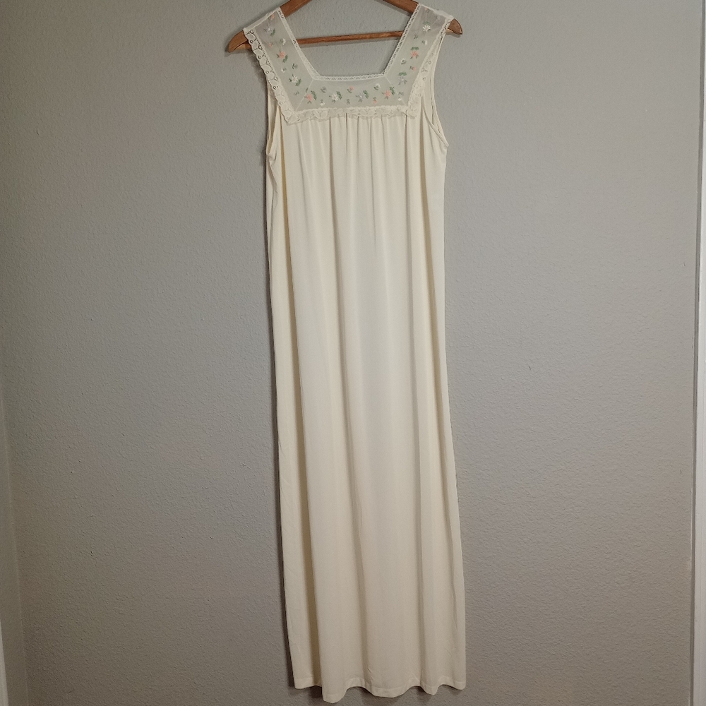 Vintage JC Penney Granny core Nylon Nightgown Floral Embroidery Detail - Picture 1 of 8